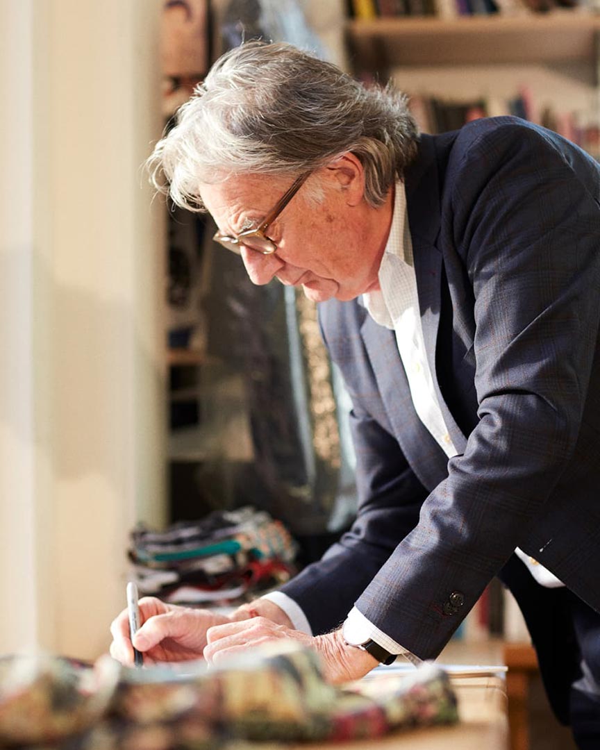 Paul Smith MIBコラボスーツ Men In Black: International' Beams In $75M From Promos With